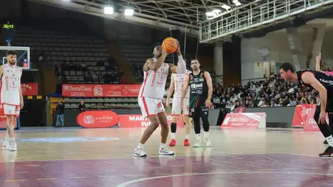 La Cultural se agarra a la eliminatoria tras una tarde gris ante Palma. El conjunto leonés, lejos de su mejor versión, cae en casa pero logra reducir la diferencia a seis puntos tras ir 18 abajo. Spencer y el triple rival, claves para los baleares. Fotos: Isaac Llamazares