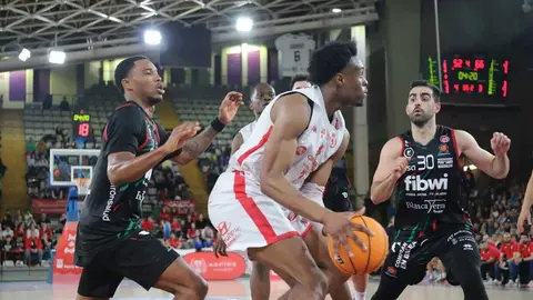 La Cultural se agarra a la eliminatoria tras una tarde gris ante Palma. El conjunto leonés, lejos de su mejor versión, cae en casa pero logra reducir la diferencia a seis puntos tras ir 18 abajo. Spencer y el triple rival, claves para los baleares. Fotos: Isaac Llamazares