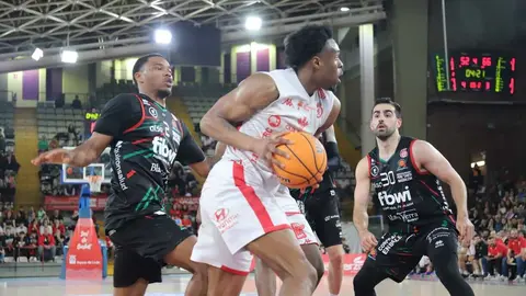 La Cultural se agarra a la eliminatoria tras una tarde gris ante Palma. El conjunto leonés, lejos de su mejor versión, cae en casa pero logra reducir la diferencia a seis puntos tras ir 18 abajo. Spencer y el triple rival, claves para los baleares. Fotos: Isaac Llamazares