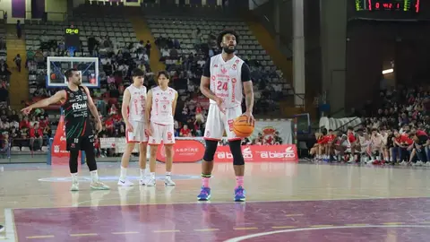 La Cultural se agarra a la eliminatoria tras una tarde gris ante Palma. El conjunto leonés, lejos de su mejor versión, cae en casa pero logra reducir la diferencia a seis puntos tras ir 18 abajo. Spencer y el triple rival, claves para los baleares. Fotos: Isaac Llamazares