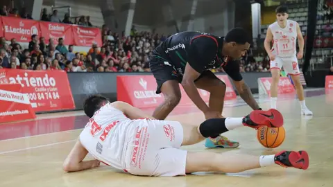 La Cultural se agarra a la eliminatoria tras una tarde gris ante Palma. El conjunto leonés, lejos de su mejor versión, cae en casa pero logra reducir la diferencia a seis puntos tras ir 18 abajo. Spencer y el triple rival, claves para los baleares. Fotos: Isaac Llamazares
