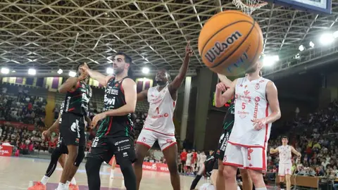 La Cultural se agarra a la eliminatoria tras una tarde gris ante Palma. El conjunto leonés, lejos de su mejor versión, cae en casa pero logra reducir la diferencia a seis puntos tras ir 18 abajo. Spencer y el triple rival, claves para los baleares. Fotos: Isaac Llamazares