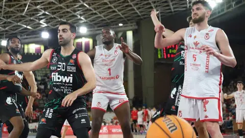 La Cultural se agarra a la eliminatoria tras una tarde gris ante Palma. El conjunto leonés, lejos de su mejor versión, cae en casa pero logra reducir la diferencia a seis puntos tras ir 18 abajo. Spencer y el triple rival, claves para los baleares. Fotos: Isaac Llamazares