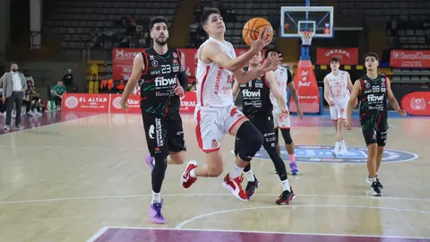 La Cultural se agarra a la eliminatoria tras una tarde gris ante Palma. El conjunto leonés, lejos de su mejor versión, cae en casa pero logra reducir la diferencia a seis puntos tras ir 18 abajo. Spencer y el triple rival, claves para los baleares. Fotos: Isaac Llamazares