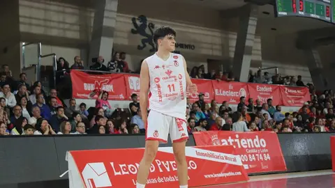 La Cultural se agarra a la eliminatoria tras una tarde gris ante Palma. El conjunto leonés, lejos de su mejor versión, cae en casa pero logra reducir la diferencia a seis puntos tras ir 18 abajo. Spencer y el triple rival, claves para los baleares. Fotos: Isaac Llamazares