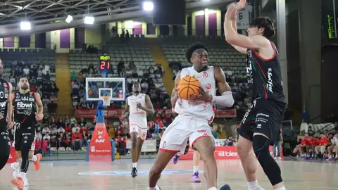 La Cultural se agarra a la eliminatoria tras una tarde gris ante Palma. El conjunto leonés, lejos de su mejor versión, cae en casa pero logra reducir la diferencia a seis puntos tras ir 18 abajo. Spencer y el triple rival, claves para los baleares. Fotos: Isaac Llamazares