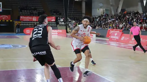 La Cultural se agarra a la eliminatoria tras una tarde gris ante Palma. El conjunto leonés, lejos de su mejor versión, cae en casa pero logra reducir la diferencia a seis puntos tras ir 18 abajo. Spencer y el triple rival, claves para los baleares. Fotos: Isaac Llamazares