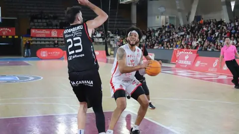 La Cultural se agarra a la eliminatoria tras una tarde gris ante Palma. El conjunto leonés, lejos de su mejor versión, cae en casa pero logra reducir la diferencia a seis puntos tras ir 18 abajo. Spencer y el triple rival, claves para los baleares. Fotos: Isaac Llamazares