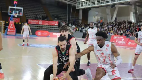 La Cultural se agarra a la eliminatoria tras una tarde gris ante Palma. El conjunto leonés, lejos de su mejor versión, cae en casa pero logra reducir la diferencia a seis puntos tras ir 18 abajo. Spencer y el triple rival, claves para los baleares. Fotos: Isaac Llamazares