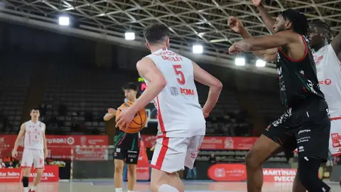 La Cultural se agarra a la eliminatoria tras una tarde gris ante Palma. El conjunto leonés, lejos de su mejor versión, cae en casa pero logra reducir la diferencia a seis puntos tras ir 18 abajo. Spencer y el triple rival, claves para los baleares. Fotos: Isaac Llamazares