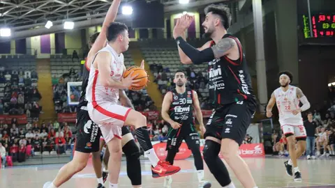 La Cultural se agarra a la eliminatoria tras una tarde gris ante Palma. El conjunto leonés, lejos de su mejor versión, cae en casa pero logra reducir la diferencia a seis puntos tras ir 18 abajo. Spencer y el triple rival, claves para los baleares. Fotos: Isaac Llamazares
