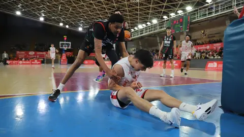 La Cultural se agarra a la eliminatoria tras una tarde gris ante Palma. El conjunto leonés, lejos de su mejor versión, cae en casa pero logra reducir la diferencia a seis puntos tras ir 18 abajo. Spencer y el triple rival, claves para los baleares. Fotos: Isaac Llamazares