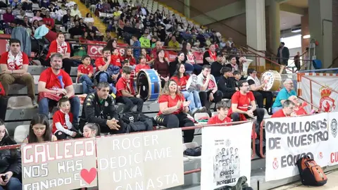 La Cultural se agarra a la eliminatoria tras una tarde gris ante Palma. El conjunto leonés, lejos de su mejor versión, cae en casa pero logra reducir la diferencia a seis puntos tras ir 18 abajo. Spencer y el triple rival, claves para los baleares. Fotos: Isaac Llamazares