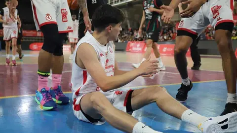 La Cultural se agarra a la eliminatoria tras una tarde gris ante Palma. El conjunto leonés, lejos de su mejor versión, cae en casa pero logra reducir la diferencia a seis puntos tras ir 18 abajo. Spencer y el triple rival, claves para los baleares. Fotos: Isaac Llamazares