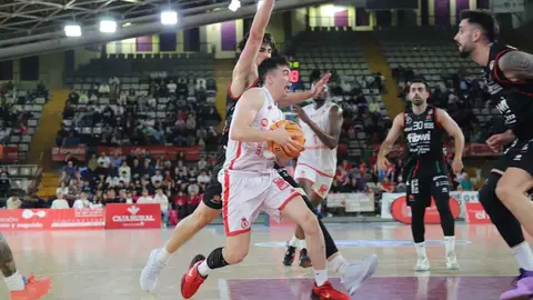 La Cultural se agarra a la eliminatoria tras una tarde gris ante Palma. El conjunto leonés, lejos de su mejor versión, cae en casa pero logra reducir la diferencia a seis puntos tras ir 18 abajo. Spencer y el triple rival, claves para los baleares. Fotos: Isaac Llamazares
