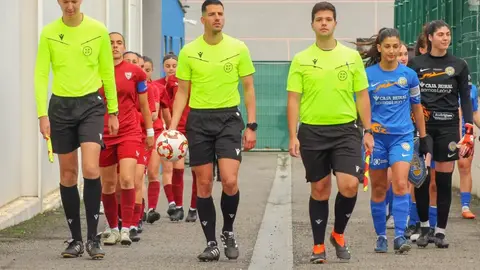 El Olímpico de León Femenino ha dado un golpe de autoridad en la lucha por el ascenso al imponerse por 3-0 al filial del Sevilla FC Femenino en el partido de ida del playoff.