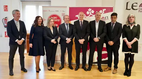 El alcalde de León, José Antonio Diez, y el presidente de la Cámara de Comercio, Javier Vega, presentan una nueva campaña de bonos al consumo. Foto: Campillo.