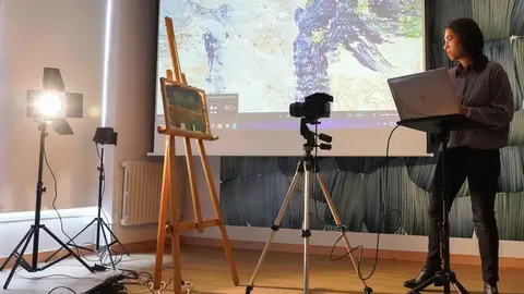 El Laboratorio Digital del Instituto de Humanismo y Tradición Clásica de la Universidad de León presenta un equipo fotográfico de alta resolución para el análisis de obras de arte y ofrece una demostración de su funcionamiento. Asisten la rectora, Nuria González, el vicerrector de Investigación y Transferencia, Santiago Gutiérrez, y el responsable del laboratorio digital del ITHC, Iván Rega. Fotos: Campillo