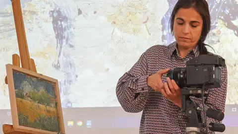 El Laboratorio Digital del Instituto de Humanismo y Tradición Clásica de la Universidad de León presenta un equipo fotográfico de alta resolución para el análisis de obras de arte y ofrece una demostración de su funcionamiento. Asisten la rectora, Nuria González, el vicerrector de Investigación y Transferencia, Santiago Gutiérrez, y el responsable del laboratorio digital del ITHC, Iván Rega. Fotos: Campillo