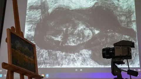 El Laboratorio Digital del Instituto de Humanismo y Tradición Clásica de la Universidad de León presenta un equipo fotográfico de alta resolución para el análisis de obras de arte y ofrece una demostración de su funcionamiento. Asisten la rectora, Nuria González, el vicerrector de Investigación y Transferencia, Santiago Gutiérrez, y el responsable del laboratorio digital del ITHC, Iván Rega. Fotos: Campillo