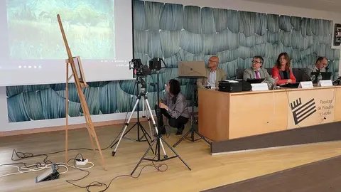 El Laboratorio Digital del Instituto de Humanismo y Tradición Clásica de la Universidad de León presenta un equipo fotográfico de alta resolución para el análisis de obras de arte y ofrece una demostración de su funcionamiento. Asisten la rectora, Nuria González, el vicerrector de Investigación y Transferencia, Santiago Gutiérrez, y el responsable del laboratorio digital del ITHC, Iván Rega. Fotos: Campillo