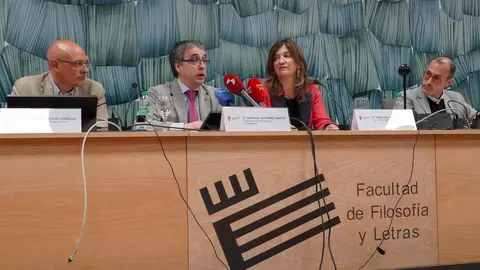 El Laboratorio Digital del Instituto de Humanismo y Tradición Clásica de la Universidad de León presenta un equipo fotográfico de alta resolución para el análisis de obras de arte. En la imagen (IaD), el decano de la Facultad de Filosofía y Letras, José Javier Rodríguez; el vicerrector de Investigación y Transferencia, Santiago Gutiérrez; la rectora, Nuria González y el responsable del Laboratorio Digital del Instituto de Humanismo y Tradición Clásica, Ivan Rega