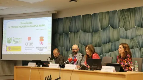 La rectora de la ULE Nuria González, y el subdelegado de Gobierno, Héctor Alaiz Moretón han presentado esta mañana la iniciativa.