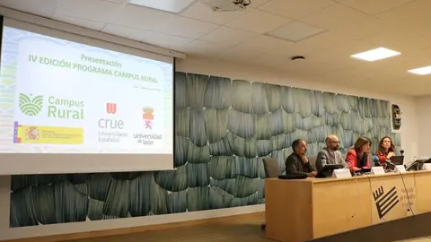 La rectora de la ULE Nuria González, y el subdelegado de Gobierno, Héctor Alaiz Moretón han presentado esta mañana la iniciativa.