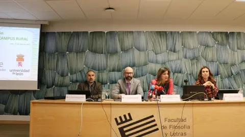 La rectora de la ULE Nuria González, y el subdelegado de Gobierno, Héctor Alaiz Moretón han presentado esta mañana la iniciativa.