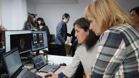 La consejera de Industria, Comercio y Empleo, Leticia García, durante su visita a la Cooperativa Panacea en Ponferrada. Foto: César Sánchez.