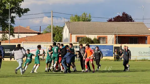 El equipo de Mansilla de las Mulas apura la última jornada para conseguir la anhelada permanencia en Tercera División. Foto: Alba Blanco