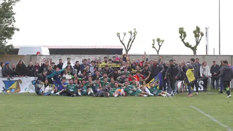 El equipo de Mansilla de las Mulas apura la última jornada para conseguir la anhelada permanencia en Tercera División. Foto: Alba Blanco