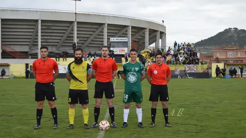 El equipo de Mansilla de las Mulas apura la última jornada para conseguir la anhelada permanencia en Tercera División. Foto: Alba Blanco