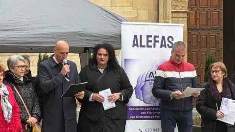 La asociación Alefas conmemoró este lunes el Día Mundial de la Fibromialgia y el Síndrome de Fatiga Crónica con una acción de sensibilización en pleno centro de la ciudad. Fotos: Ayto León
