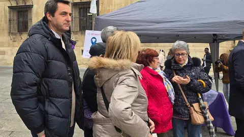 La asociación Alefas conmemoró este lunes el Día Mundial de la Fibromialgia y el Síndrome de Fatiga Crónica con una acción de sensibilización en pleno centro de la ciudad. Fotos: Ayto León