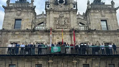 El club maragato culmina una temporada histórica y la afición se vuelca con el equipo, que vive el reconocimiento del Ayuntamiento de Astorga.