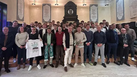 El club maragato culmina una temporada histórica y la afición se vuelca con el equipo, que vive el reconocimiento del Ayuntamiento de Astorga.