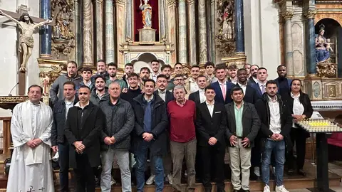Tras visitar el Ayuntamiento, la plantilla continuó con los actos de celebración llevando a cabo una ofrenda a la Virgen de Santa Marta.