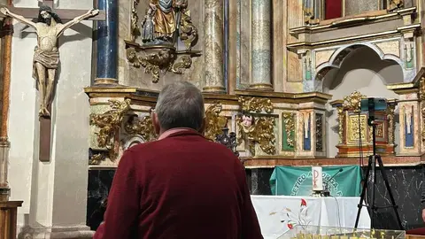 Tras visitar el Ayuntamiento, la plantilla continuó con los actos de celebración llevando a cabo una ofrenda a la Virgen de Santa Marta.