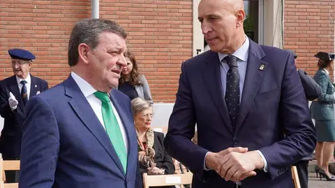 El general de Brigada José Antonio Fernández de Luz de las Heras y el delegado del Gobierno, Nicanor Sen Vélez, presiden el acto conmemorativo del 181 aniversario de la fundación de la Guardia Civil al que también asisten el presidente de las Cortes de Castilla y León, Carlos Pollán, el consejero de la Presidencia, Luis Miguel González Gago, y el alcalde de León, José Antonio Diez. Fotos: Campillo
