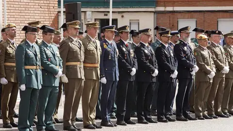 El general de Brigada José Antonio Fernández de Luz de las Heras y el delegado del Gobierno, Nicanor Sen Vélez, presiden el acto conmemorativo del 181 aniversario de la fundación de la Guardia Civil al que también asisten el presidente de las Cortes de Castilla y León, Carlos Pollán, el consejero de la Presidencia, Luis Miguel González Gago, y el alcalde de León, José Antonio Diez. Fotos: Campillo