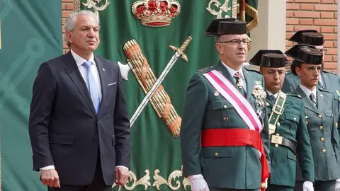 El general de Brigada José Antonio Fernández de Luz de las Heras y el delegado del Gobierno, Nicanor Sen Vélez, presiden el acto conmemorativo del 181 aniversario de la fundación de la Guardia Civil al que también asisten el presidente de las Cortes de Castilla y León, Carlos Pollán, el consejero de la Presidencia, Luis Miguel González Gago, y el alcalde de León, José Antonio Diez. Fotos: Campillo