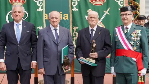 El general de Brigada José Antonio Fernández de Luz de las Heras y el delegado del Gobierno, Nicanor Sen Vélez, presiden el acto conmemorativo del 181 aniversario de la fundación de la Guardia Civil al que también asisten el presidente de las Cortes de Castilla y León, Carlos Pollán, el consejero de la Presidencia, Luis Miguel González Gago, y el alcalde de León, José Antonio Diez. Fotos: Campillo
