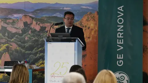 El consejero de Medio Ambiente, Vivienda y Ordenación del Territorio de la Junta de Castilla y León, Juan Carlos Suárez-Quiñones, durante el acto del 25 aniversario de la empresa GE Vernova de Ponferrada. Foto: César Sánchez.