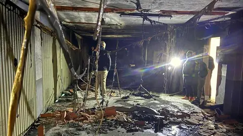 El incendio de un vehículo en una cochera de Nava deja 20 viviendas inhabitables y amenazó a todo el bloque con temperaturas de mil grados.