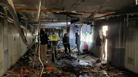 El incendio de un vehículo en una cochera de Nava deja 20 viviendas inhabitables y amenazó a todo el bloque con temperaturas de mil grados.