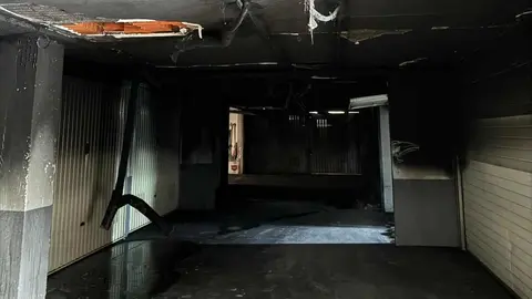 El incendio de un vehículo en una cochera de Nava deja 20 viviendas inhabitables y amenazó a todo el bloque con temperaturas de mil grados.