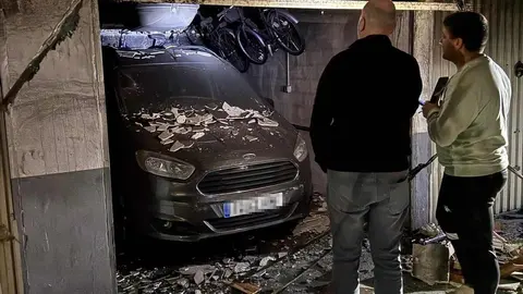 El incendio de un vehículo en una cochera de Nava deja 20 viviendas inhabitables y amenazó a todo el bloque con temperaturas de mil grados.