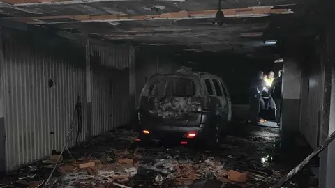 El incendio de un vehículo en una cochera de Nava deja 20 viviendas inhabitables y amenazó a todo el bloque con temperaturas de mil grados.