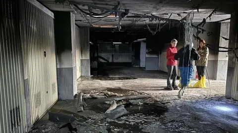 El incendio de un vehículo en una cochera de Nava deja 20 viviendas inhabitables y amenazó a todo el bloque con temperaturas de mil grados.